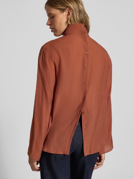 Vrouwenmodel draagt Regular Fit Bluse mit Stehkragen Modell 'ESMEE' van Topshop, Lyocell-mix, koperkleur, rugknopen, rugaanzicht.