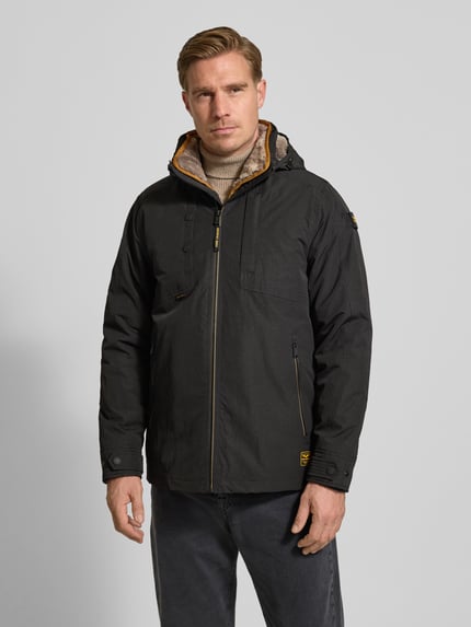 Männermodel draagt Jacke mit Kapuze van PME Legend in zwart, regular fit, ritssluiting en zakken, voorkant, halfbodyshot.