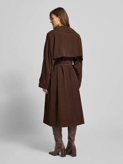 Frauenmodel trägt Mantel mit Reverskragen von Jake*s Casual in Braun, lockerer Schnitt, Taillengürtel, Rückenansicht Ganzkörperansicht.