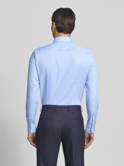 Männermodel trägt Slim Fit Businesshemd aus Baumwoll-Mix Modell 'HANK-SP-C1' von BOSS, dwukolorowy wzór w paski, długość longline, Ganzkörperansicht Rückansicht.