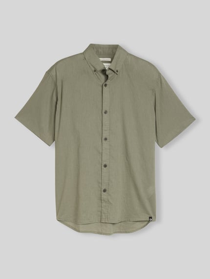 Produktfoto, Relaxed Fit Freizeithemd aus Leinen-Baumwoll-Mix von Tom Tailor Denim in Optik: Unifarben, leicht strukturierte Flammgarn-Oberfläche, Kurzarm, Button-Down-Kragen, durchgehende Knopfleiste, Label-Patch, Passform: Relaxed-Fit