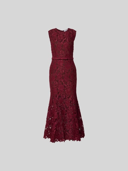 Produktfoto, Maxikleid aus floraler Spitze von Self-Portrait aus bordeauxfarbenem Elastischer-Material-Mix, Slim-Fit, abnehmbares Taillenband, ärmelloses-Design, feine florale Struktur, Länge 137 cm, Brustweite 40 cm, Taillenweite 34 cm.