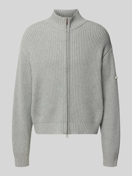 Produktfoto, hellgraue Relaxed Fit Strickjacke aus reiner Baumwolle Modell 'L’ATELIER' von RETERNITY mit Rippenstruktur, Stehkragen, Zweiwege-Reißverschluss und Label-Patch, Rückenlänge 61 cm, Ärmellänge 68 cm