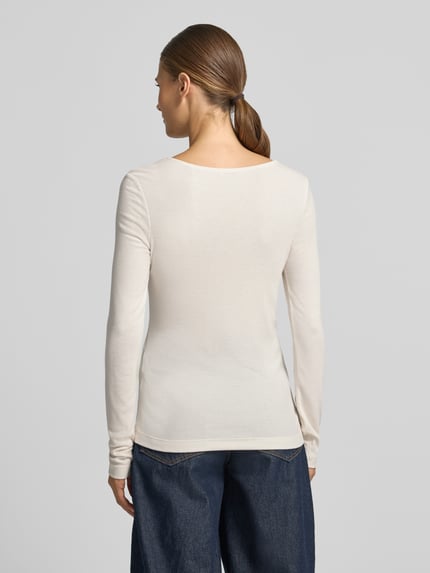 Frauenmodel trägt Langarmshirt mit Rundhalsausschnitt Modell 'Smallo' von OPUS, unifarben, Modalmix, Ganzkörperansicht Rückansicht.