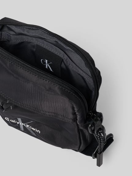 Produktfoto, schwarze Umhängetasche mit Logo-Stitching Modell 'BOLD SQUARE CROSSBODY' von CK Calvin Klein für Herren, strukturierte Oberfläche