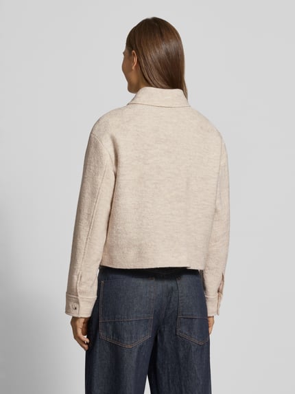 Vrouwenmodel draagt Regular Fit Blazer aus Viskose-Woll-Mix mit Eingrifftaschen van comma in beige tinten, Mix van viscose en wol, regular fit, platte kraag, ritssluiting, steekzakken, ruglengte bij maat 36: 44 cm, borstwijdte bij maat 36: 54 cm, mouwlengte bij maat 36: 55 cm, volledige lichaamsaanzicht achteraan.
