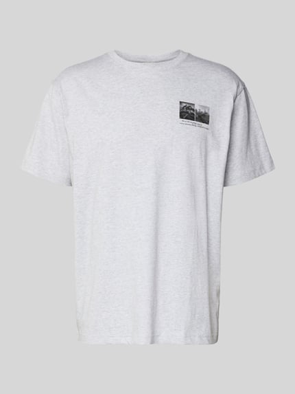 Produktfoto, T-Shirt mit Motiv-Print und Rundhalsausschnitt von HALO, męski t-shirt z bawełny, krój regular fit, nadruk z motywem, okrągły dekolt, długość tyłu w rozmiarze m: 72 cm, kolor jasnoszary, prosta forma, gładka tekstura