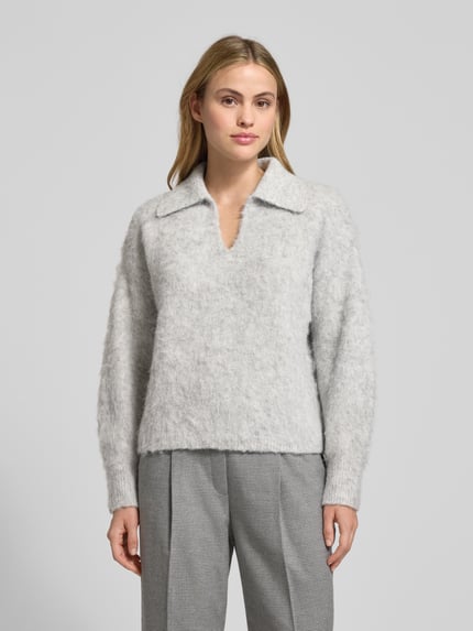 Frauenmodel trägt Strickpullover mit gerippten Abschlüssen Modell 'Pelsie' von OPUS in Hellgrau, lockerer Schnitt, Resortkragen, V-Ausschnitt, Material-Mix mit Woll-Anteil, Ganzkörperansicht von vorne.