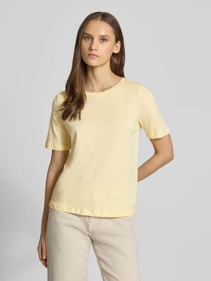 Vrouwenmodel draagt Regular Fit T-shirt uit puur katoen Model 'ONLY' van ONLY, look: effen, ronde hals, korte mouw, jersey, Nahaufnahme Oberkörper.