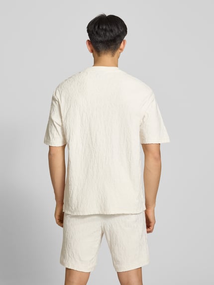 Männermodel trägt Regular Fit T-Shirt aus Frottee von Hugo Blue, unifarben, kurzarm, reine Baumwolle, Ganzkörperansicht Rückansicht.