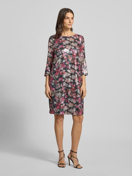 Vrouwenmodel draagt 'Knielanges Kleid mit Allover-Muster und Paillettenbesatz' van Christian Berg Woman, multicolor bloemen, rechte snit, ronde hals, viscose, kniehoogte, 3/4-mouw, vooraanzicht hele lichaam.