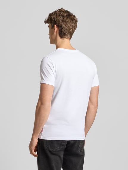 Męski model nosi T-Shirt mit Label-Print im 2er-Pack od LEVI'S®, bawełna, krój slim fit, okrągły dekolt, długość tyłu 70 cm, Ganzkörperansicht Rückansicht.