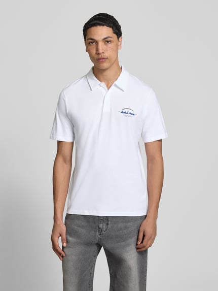 Männermodel trägt weißes Poloshirt mit Label-Print Modell 'BRANDON' von Jack & Jones, reine Baumwolle, Regular Fit, ganzkörperansicht von vorne.