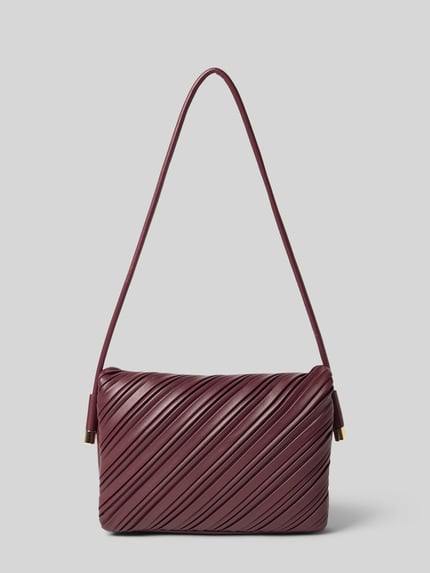 Produktfoto, Crossbody Bag aus echtem Leder von Victoria Beckham w kolorze bordowym, pionowe ukośne marszczenia, rozmiar 26x18x7 cm, główna przegroda, klapka, zapięcie na magnes, smukły pasek, naturalna skóra