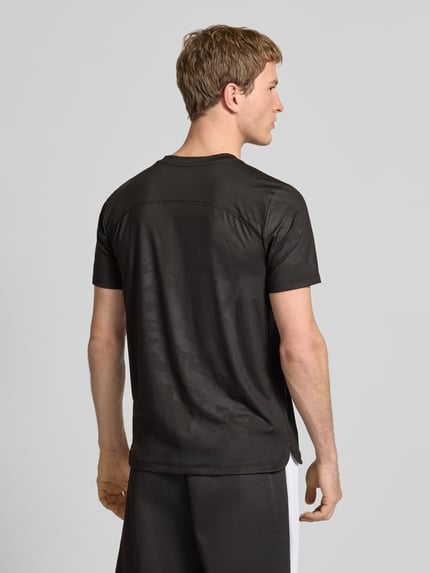Männermodel trägt T-Shirt mit Label-Detail Modell 'CLOUDSPUN' von PUMA PERFORMANCE, Elastischer-Material-Mix, Gerader-Schnitt, Rückenlänge 63 cm, schwarze Farbe, Ganzkörperansicht Rückansicht.