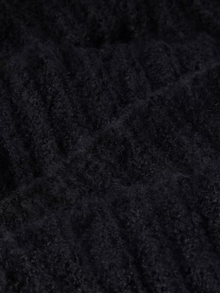 Productfoto, sjaal met weicher strickstruktur van PIECES, zwarte mêlee in gebreide look met structuur en tricotlook, detailopname.