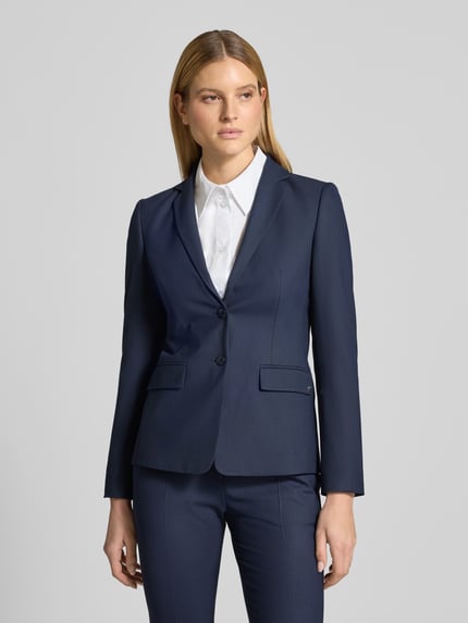 Frauenmodel trägt Slim Fit Longblazer mit Viskose-Anteil Modell 'ADALAS' von HUGO, Optik: Unifarben, Schulterpolster, Reverskragen, 2-Knopf-Verschluss, Langarm, Pattentaschen, Nahaufnahme Oberkörper.