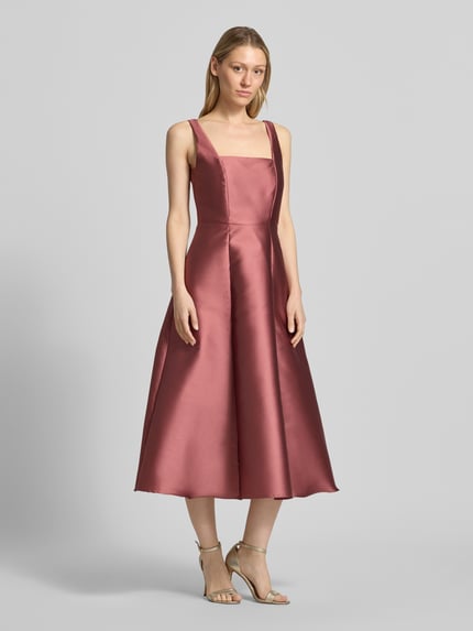 Frauenmodel trägt Cocktailkleid mit Karree-Ausschnitt von Swing in glänzendem Altrosa, taillierte Passform, Midikleid, Reißverschluss hinten, Rückenlänge 125 cm, Brustweite 34 cm, Ganzkörperansicht von vorne.