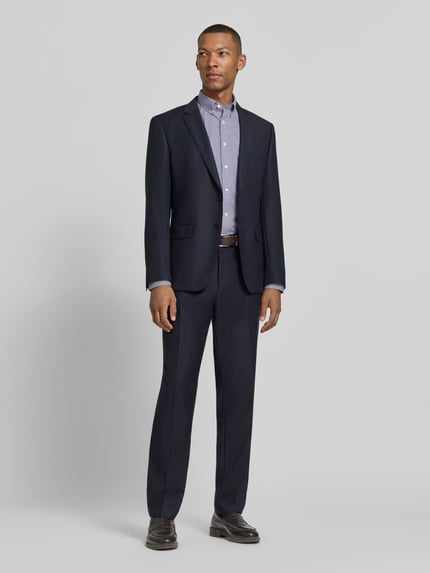 Männermodel trägt Regular Fit Businesshemd mit Button-Down-Kragen von OLYMP, Allover-Gitterkaro, Webware, Anzug, Ganzkörperansicht von vorne.
