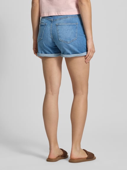 Frauenmodel trägt Regular Fit Jeansshorts aus Baumwoll-Mix Modell 'JOSEPHINE' von Only in Denim-Optik mit Label-Patch und 5-Pocket-Design, Ganzkörperansicht Rückansicht.