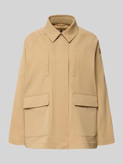Produktfoto, Relaxed Fit Jacke mit Umlegekragen Modell 'Dani' von SAVE THE DUCK, beżowa, kieszonki na piersi i naszywane kieszenie, logo, zamek z listwą, długość tyłu w rozmiarze S: 70 cm, szerokość ramion w rozmiarze S: 44 cm, szerokość w rozmiarze S: 60 cm, długość rękawa w rozmiarze S: 59 cm