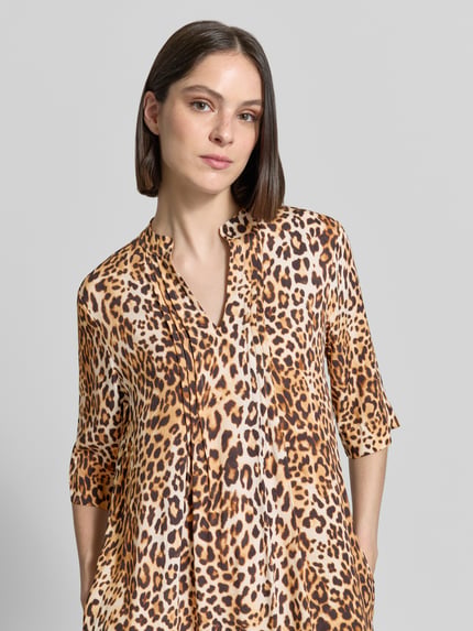 Vrouwenmodel draagt Tunikakleid aus Viskose im Allover-Look van Emily Van den Bergh in bruine tinten met luipaarddessin, recht model, zuiver viscose, midi-jurk, 3/4-mouwen; borstwijdte 46 cm, ruglengte 119 cm bij maat 36. Nahaufnahme bovenlichaam.