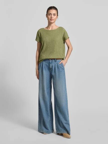 Frauenmodel trägt Relaxed Fit T-Shirt mit Strukturmuster von s.Oliver RED LABEL in Olivgrün, einfarbig, kurzarm, Crinkle-Textur, Ganzkörperansicht von vorne.