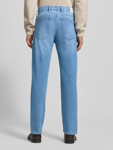Męski model nosi Jeans z kieszeniami bocznymi Model 'Clint' od Brax, jasnoniebieski, Regular Fit, widok całej sylwetki od tyłu.