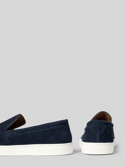 Produktfoto, Loafer aus echtem Leder mit Logo-Detail von PS Poelman in Dunkelblau, abgerundete Passform, profilierte Sohle, Echtleder, Herren, Logo-Detail, Absatzhöhe 3 cm, Schafthöhe 6 cm, Schaftweite 13 cm, weiße Sohle, klare Linien, sanfte Textur