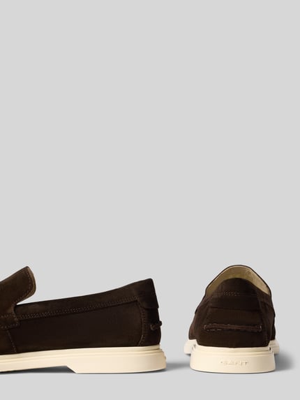 Produktfoto, Loafers aus Leder Modell 'Boery' von Gant, naturalna skóra, zaokrąglony czubek, zakładana przez głowę, gumowa podeszwa, wysokość obcasa w rozmiarze 44: 3 cm, wysokość cholewki w rozmiarze 44: 7 cm, szerokość w rozmiarze 44: 5 cm, brązowe, proste kształty, gładka i zamszowa faktura