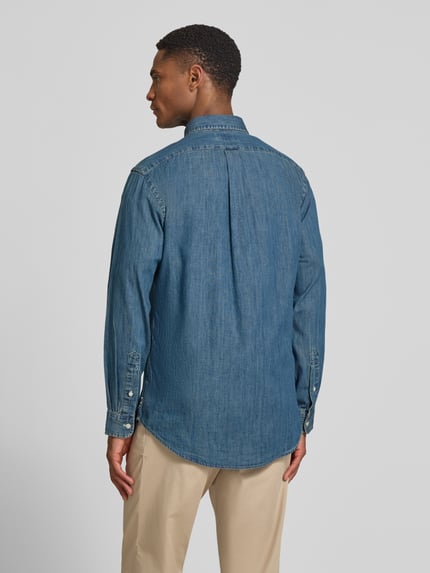 Männermodel trägt Custom Fit Jeanshemd aus reiner Baumwolle von Polo Ralph Lauren in Denim-Optik, Rückansicht, Ganzkörperansicht Rückansicht.