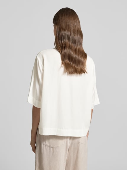 Frauenmodel trägt Relaxed Fit Hemdbluse aus Lyocell von s.Oliver RED LABEL, unifarben, kurzarm, Popeline, Ganzkörperansicht Rückansicht.
