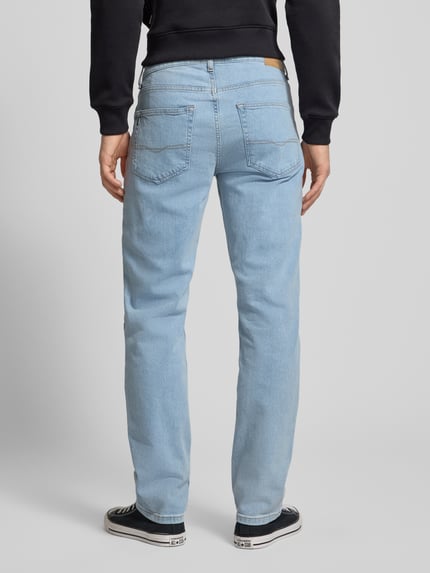 Männermodel trägt Straight Fit Jeans aus Baumwoll-Mix Modell 'CASH' von Pepe Jeans in heller Melange-Optik, Ganzkörperansicht Rückansicht.