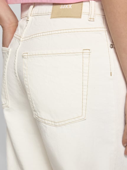 Frauenmodel trägt Baggy Jeans im 5-Pocket-Design Modell 'KYOTO' von JJXX aus reiner Baumwolle in offwhite, Nahaufnahme Rückansicht.