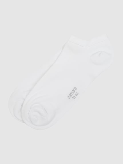 Produktfoto, weiße Sneakersocken im 2er-Pack Modell 'SILKY' von camano, Viskose-Mix mit Stretch-Anteil, körpernahe Passform, glatte Textur