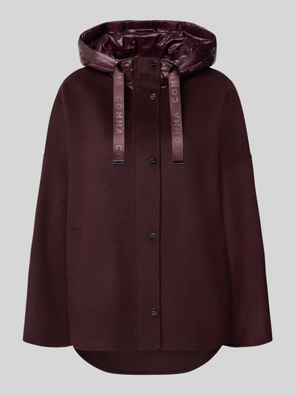 Produktfoto, Jacke mit Kapuze von COMMA in Dunkelrot mit lockerer Passform, Kapuze mit Tunnelzug und Knopfleiste, strukturierte Textur.