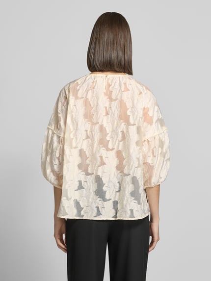 Frauenmodel trägt Relaxed Fit Bluse mit 3/4-Arm und Perlen von Milano Italy, semitransparent, florales Muster, Rückansicht, Ganzkörperansicht Rückansicht.
