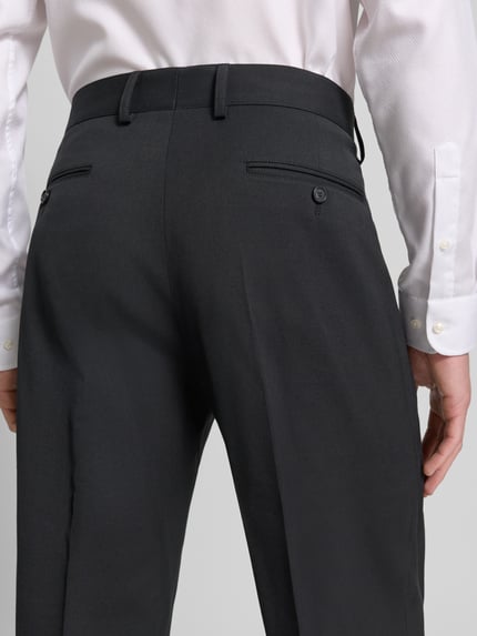 Männermodel trägt Loose Fit Anzughose mit Baumwoll-Anteil Modell 'JAROD2' von Strellson, unifarben, Twill, Ganzkörperansicht Rückansicht