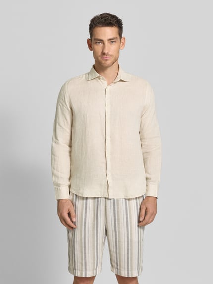 Männermodel trägt Regular Fit Leinenhemd mit Kentkragen Modell 'CAMICIA' von MARKUP, beige, natürliche Textur, Ganzkörperansicht von vorne, reines Leinen, Knopfleiste, Rückenlänge 71 cm, Schulterbreite 43 cm, Ärmellänge 65 cm, Größe M.