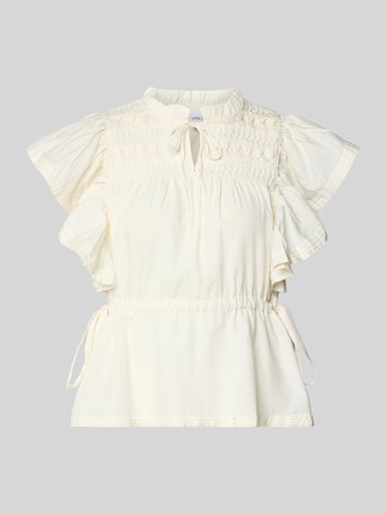 Productfoto, crèmekleurige Bluse met Serafino-kraag en vetersluiting model 'LURA' van YAS, getailleerde fit, vlindermouwen, taillenband met zijdelingse koord, mix van materialen met katoen, fijne plooien en zachte textuur.