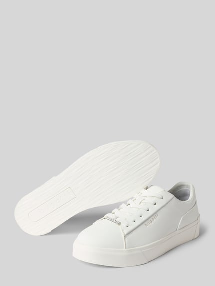 Productfoto, Sneaker met logo-detail model 'Gunter' van bugatti, afgeronde pasvorm, vetersluiting, witte kleur, context: heren sneaker, hakhoogte (maat 44) 4 cm, schachthoogte 6 cm, schachtwijdte 6 cm, structuur: glad leer, minimalistische uitstraling