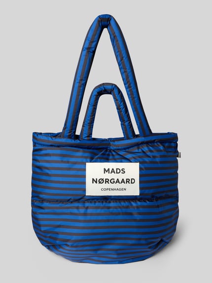 Productfoto, Handtasche mit Steppnähten und Label-Detail van MADS NØRGAARD, blauw met zwarte strepen, label, brede hengsels, allover-look, 43x35x15 cm, schouderriem 67 cm.