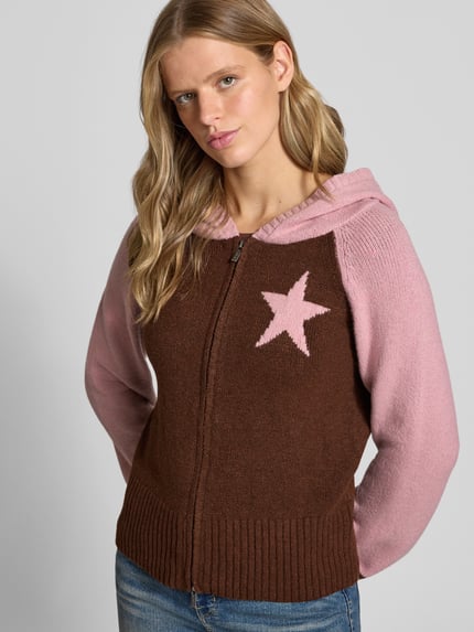Frauenmodel trägt Strickjacke mit Zweiwege-Reißverschluss Modell 'NOUGAT' von DAISY STREET, braun und rosa, Sternmotiv, Regular Fit, Material-Mix mit Stretch-Anteil, Kapuze, Nahaufnahme Oberkörper.
