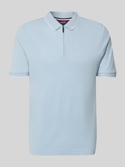 Produktfoto, Regular Fit Poloshirt mit Baumwoll-Anteil von HECHTER PARIS in Hellblau, elastischer Baumwoll-Mix, Polokragen mit Reißverschluss, elastische Ärmelabschlüsse, glatte Struktur, Rückenlänge 69 cm bei Größe M.