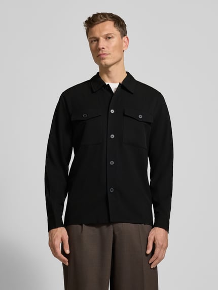 Männermodel draagt Hemdjacke mit Knopfleiste van Lindbergh in zwart, regular fit, borstzakken, viscose-mix, voorkant volledig zichtbaar, Ganzkörperansicht von vorne.