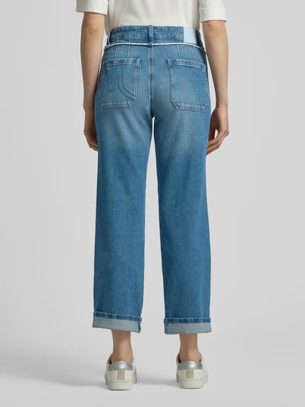 Vrouwenmodel draagt Straight Fit Jeans met fixeerde pijpboorden van Marc Cain in blauwe katoenmix met steek- en achterzakken, knoop- en ritssluiting, bandwijdte maat 36: 39 cm, binnenbeenlengte: 71 cm. Volledig lichaamsaanzicht achteraan.