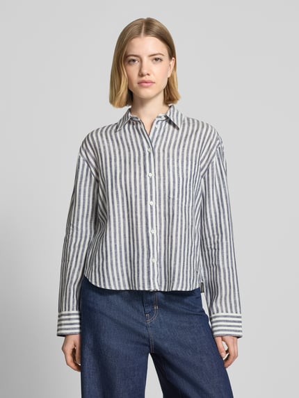 Vrouwenmodel draagt Boxy Fit linnen blouse met all-over motief model 'ALBATRO' van Weekend Max Mara, grijs-wit gestreept, overhemdkraag, lange mouw met manchet, knoopsluiting, detail: achterpas met cacharel-plooi, gestikt logo, materiaal: puur linnen, vooraanzicht bovenlichaam.