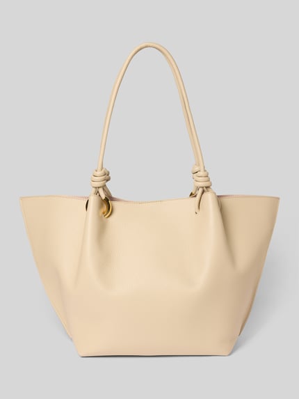 Produktfoto, Shopper mit Label-Detail Modell 'FINN' von Coccinelle, beige, strukturierte Oberfläche, goldene Details, lange Henkel, neutrale Kulisse