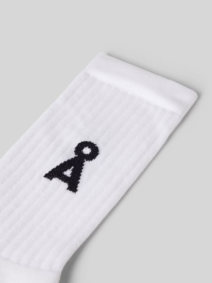 Productfoto, effen witte Sokken uit katoenmix Model 'SAAMUS BOLD' van Armedangels met labeltekst, logo-detail en geribde boord, stretchmateriaal