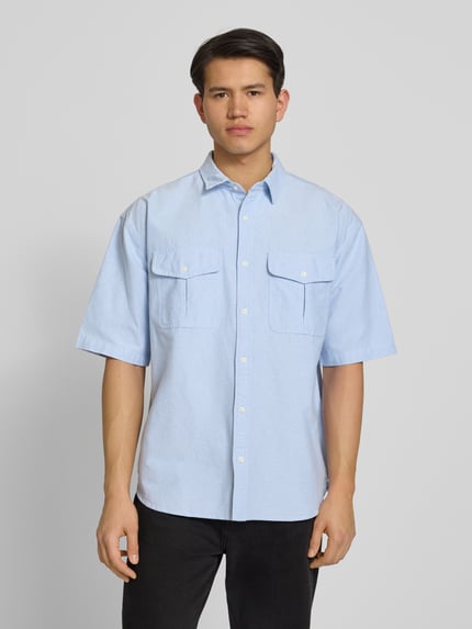 Männermodel trägt Loose Fit Freizeithemd aus reiner Baumwolle Modell 'PACIFICA' von Levi's®, Optik: Unifarben, Ganzkörperansicht von vorne.